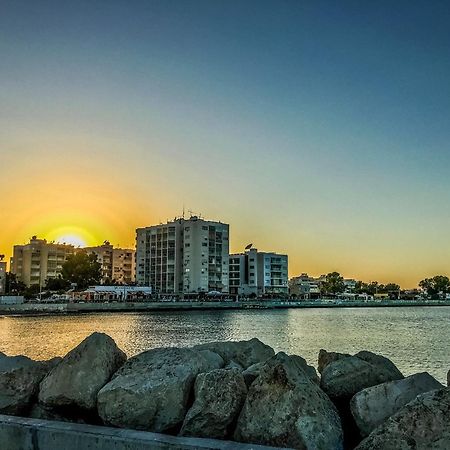 Beachfront Skyline Retreat 1Br Pool Central Larnaca Bagian luar foto