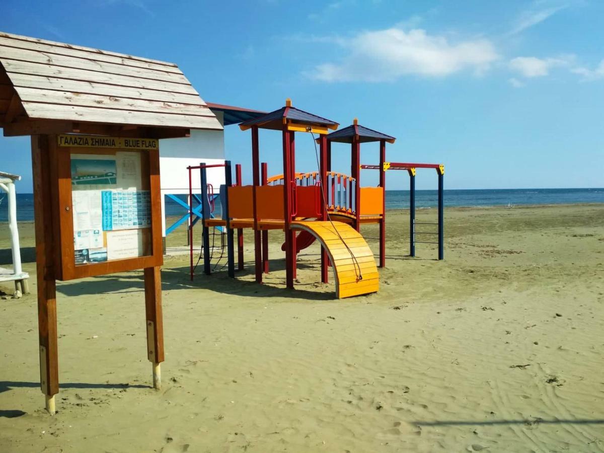 Beachfront Skyline Retreat 1Br Pool Central Larnaca Bagian luar foto