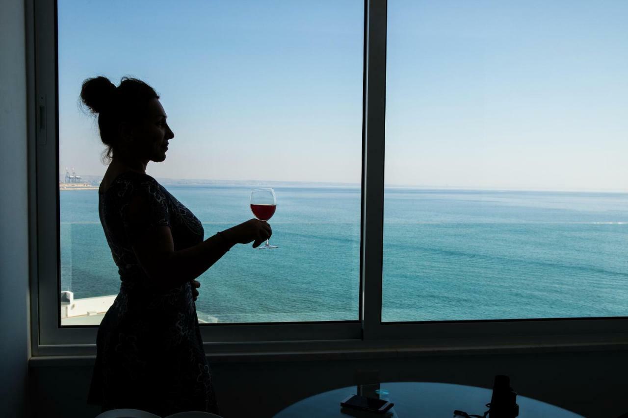 Beachfront Skyline Retreat 1Br Pool Central Larnaca Bagian luar foto