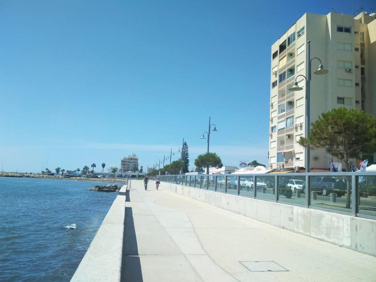 Beachfront Skyline Retreat 1Br Pool Central Larnaca Bagian luar foto